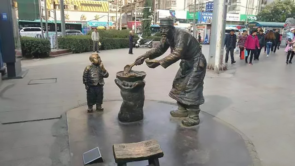蘭州的鑄銅雕塑《熱冬果》明明只有一個饞嘴小童，為何有兩個小童的說法？